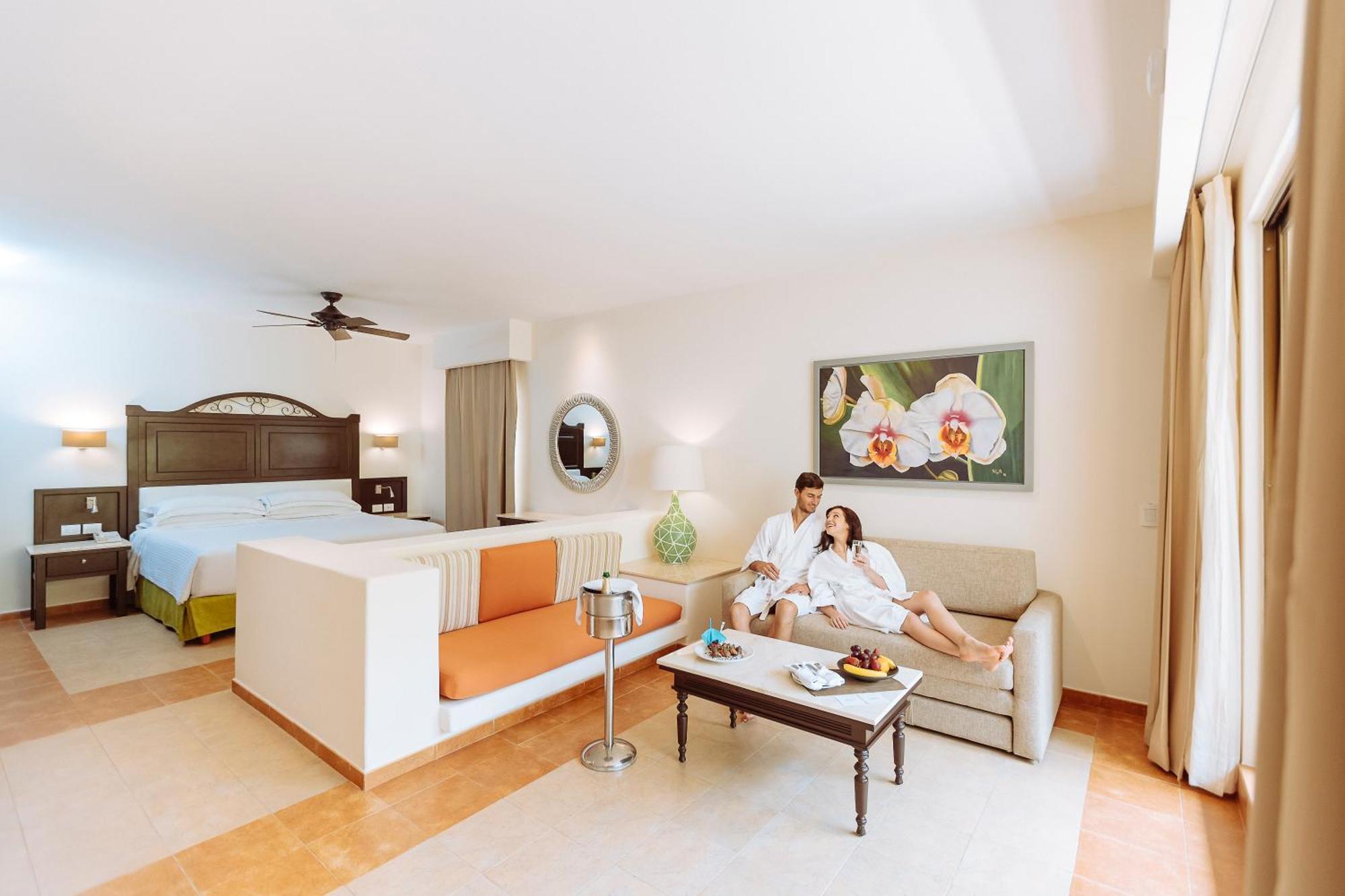 옥시덴털 앳 쉬카레트 데스티네이션 - 올인클루시브 신데 델 카르멘 외부 사진 A room at the Iberostar Grand Hotel at Playa del Inglés, Gran Canaria
