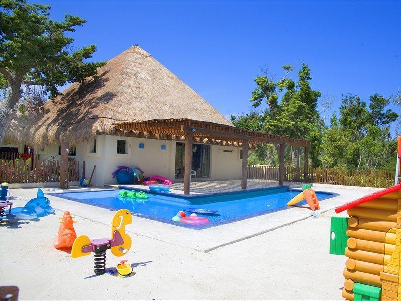 옥시덴털 앳 쉬카레트 데스티네이션 - 올인클루시브 신데 델 카르멘 외부 사진 The children's pool at the Grand Palladium Hotel in Cancun, Mexico