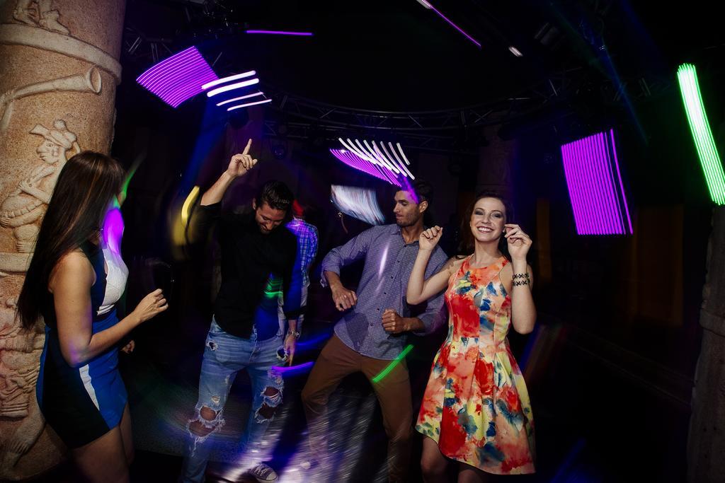 옥시덴털 앳 쉬카레트 데스티네이션 - 올인클루시브 신데 델 카르멘 외부 사진 People dancing in a nightclub