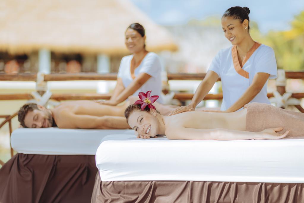 옥시덴털 앳 쉬카레트 데스티네이션 - 올인클루시브 신데 델 카르멘 외부 사진 Massage therapists at work