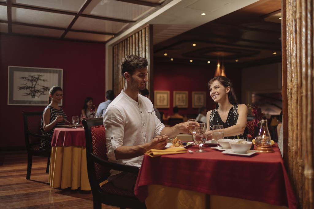 옥시덴털 앳 쉬카레트 데스티네이션 - 올인클루시브 신데 델 카르멘 외부 사진 A couple dining at a restaurant