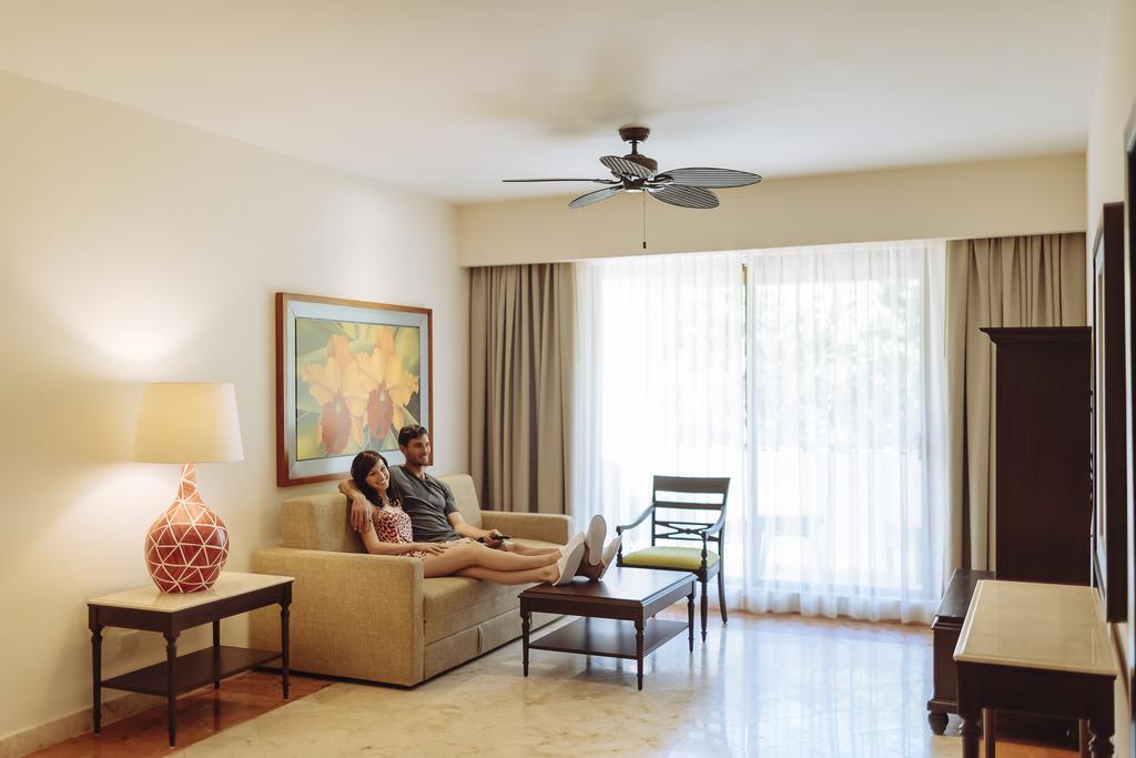 옥시덴털 앳 쉬카레트 데스티네이션 - 올인클루시브 신데 델 카르멘 외부 사진 A living room with a ceiling fan